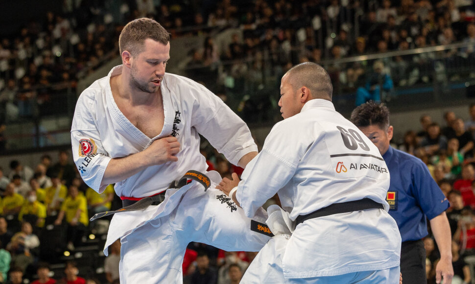 Pasaulio pilno kontakto karatė čempionato ketvirtfinalio kovų akimrka. Eventas Gužauskas