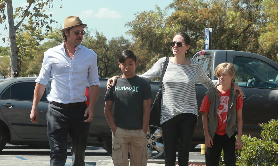 Bradas Pittas ir Angelina Jolie su sūnumi Paxu ir dukra Shiloh