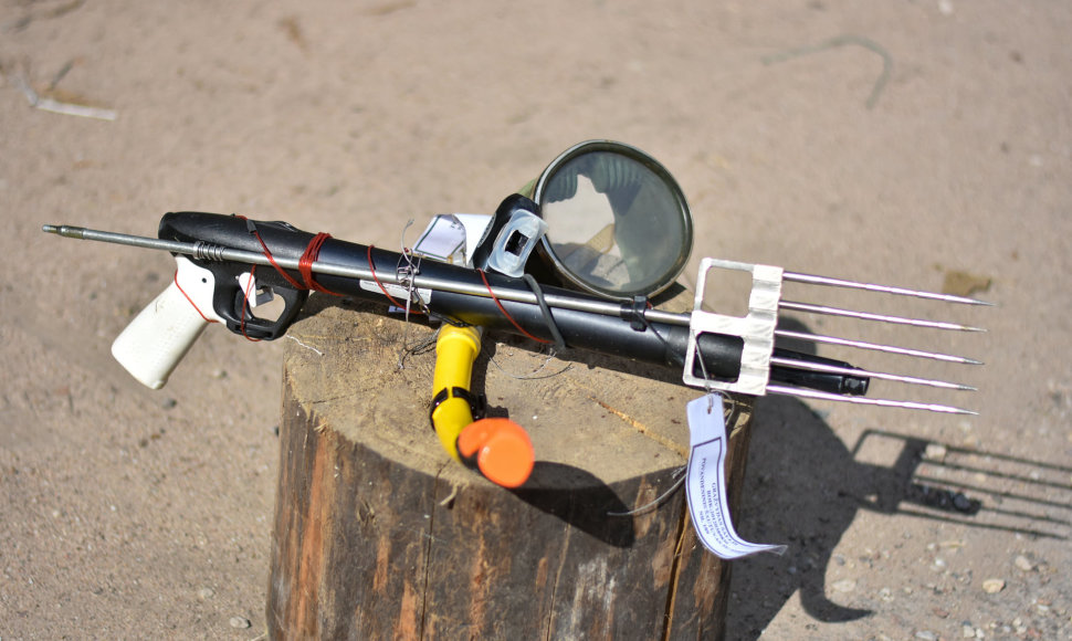 Konfiskuotas nelegaliai naudotas povandeninės žvejybos šautuvas.