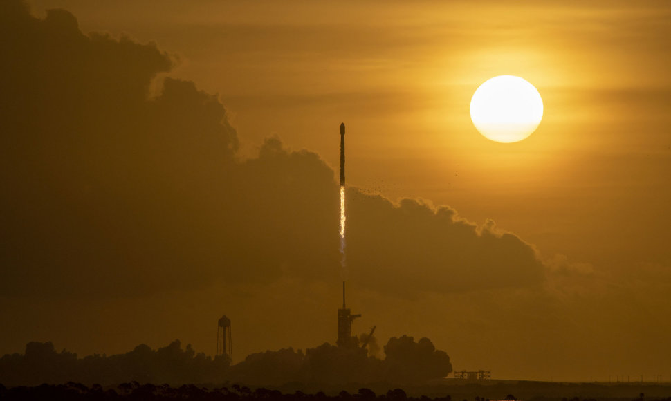 „SpaceX“ raketos su „Starlink“ palydovais startas