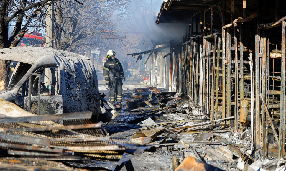 Ugniagesys po prieš kelias dienas Rusijos vykdytų atakų Donecke