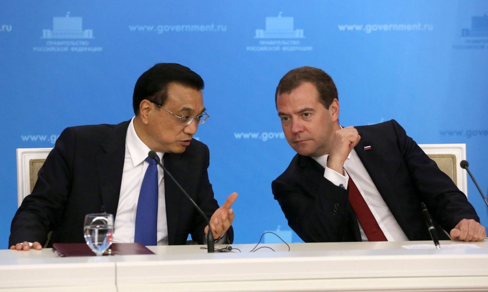 Rusijos premjeras Dmitrijus Medvedevas ir Kinijos vyriausybės vadovas Li Keqiangas. 
