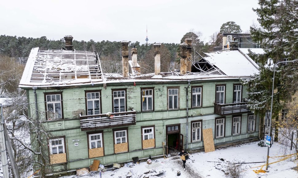 Vilniaus Birutės g. 16C sudegė namo stogas