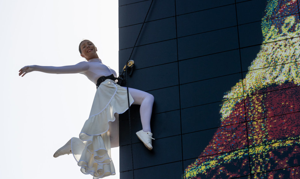 „Dance of Freedom“ vertikalaus šokio pasirodymas Ukrainai