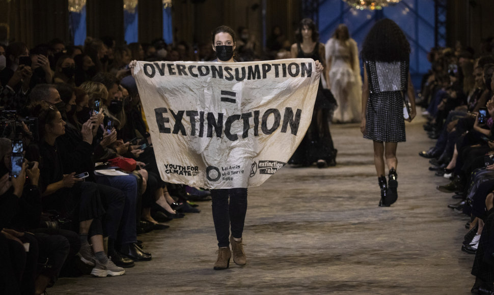 „Extinction Rebellion“ protestas „Louis Vuitton“ kolekcijos pristatyme