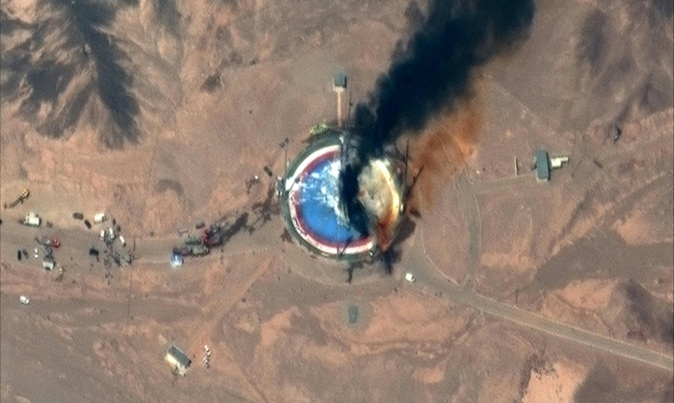 Iš palydovų padarytose nuotraukose matyti, kad ketvirtadienį sprogo raketa, stovėjus kosminio centro starto aikštelėje
