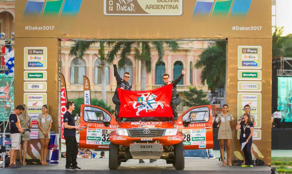 Antanas Juknevičius ir Darius Vaičiulis ant Dakaro podiumo