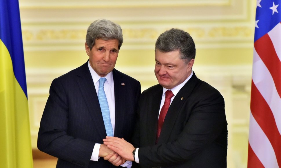 JAV sekretorius Johnas Kerry ir Ukrainos prezidentas Petro Porošenka