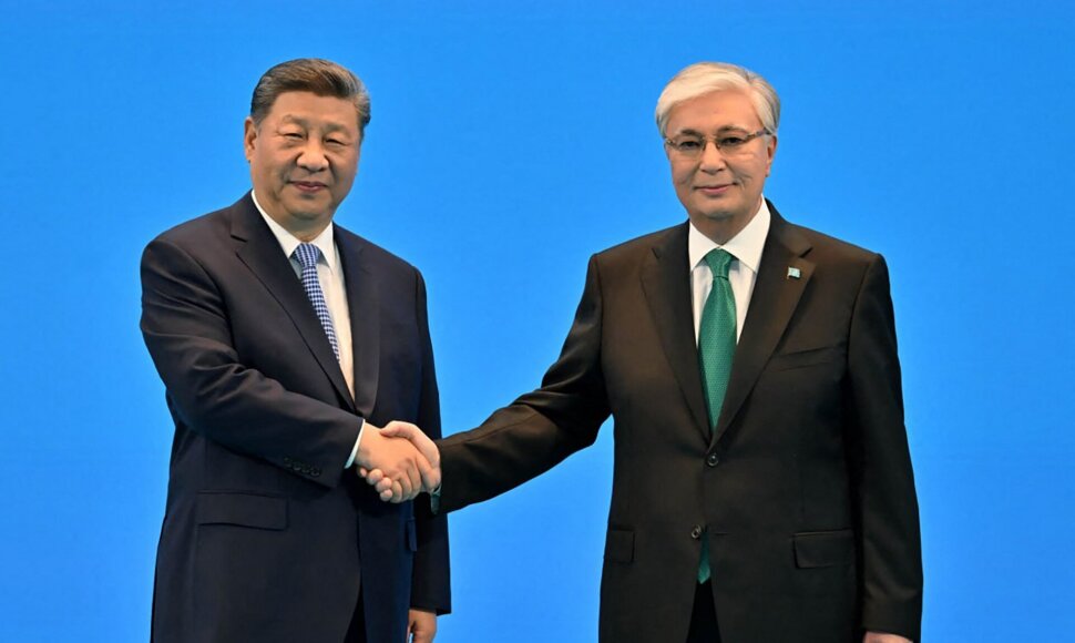 Xi Jinpingas su Uzbekistano prezidentu Kazachstane / HANDOUT / AFP