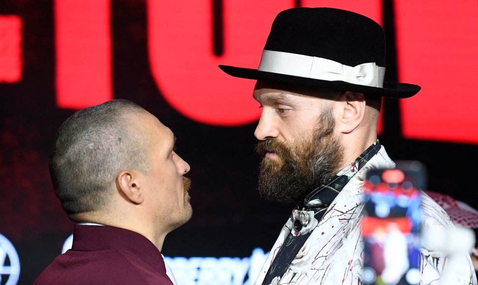 Oleksandras Usykas ir Tysonas Fury surems pirštines.