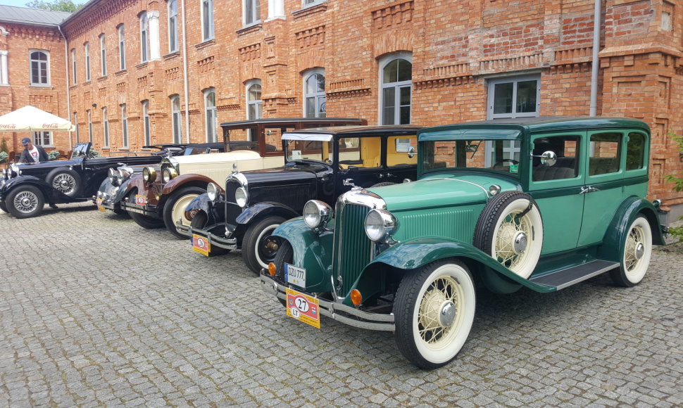 Ralyje dalyvauja automobiliai, pagaminti iki 1945 metų