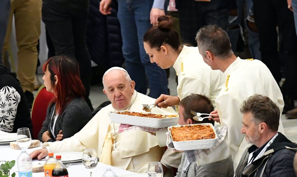 Popiežius Pranciškus vakarieniauja su svečiais Vatikane „Scanpix“