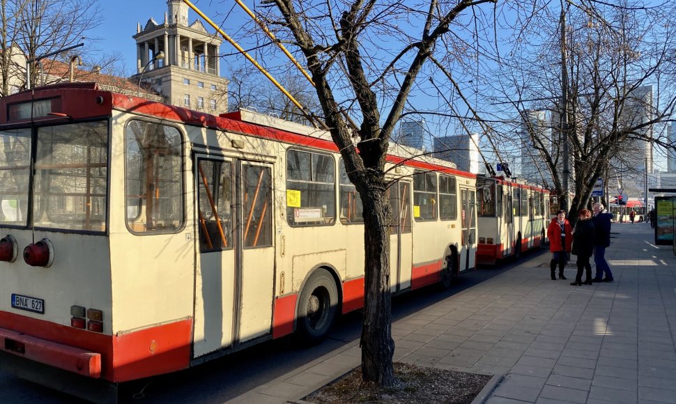 Prie Baltojo tilto dėl nutrūkusio laido sustojo troleibusų eismas