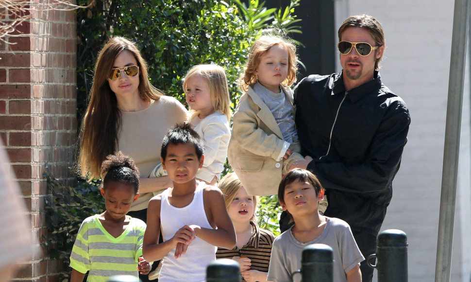 Angelina Jolie ir Bradas Pittas su visais vaikais (2011 m.)
