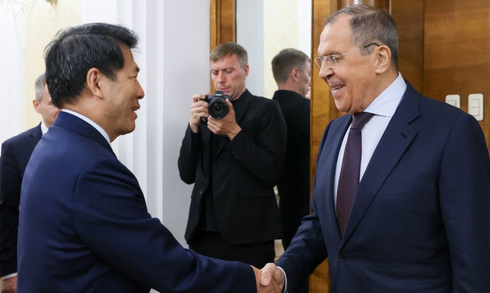 Kinijos vyriausybės specialusis pasiuntinys Li Hui ir Rusijos užsienio reikalų ministras Sergejus Lavrovas