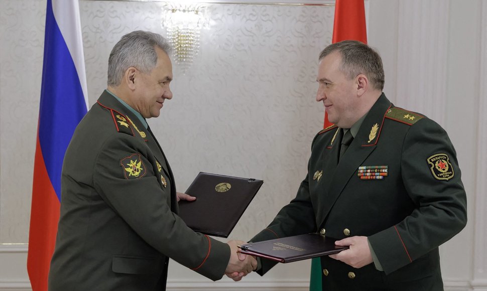 Rusijos gynybos ministras Sergejus Šoigu ir Baltarusijos gynybos ministras Viktoras Khreninas 