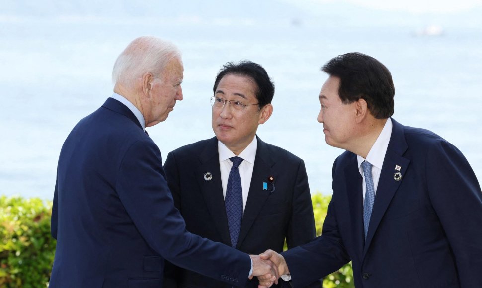 JAV prezidentas Joe Bidenas, Japonijos premjeras Fumio Kishida, Pietų Korėjos prezidentas Yoon Suk-yeolas