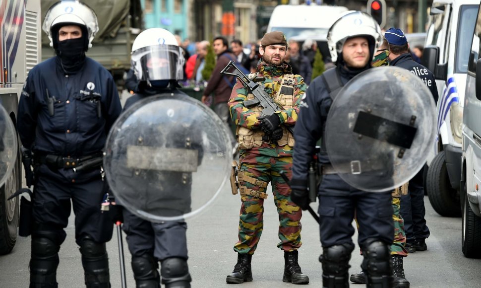 Policija ir kariai Briuselyje.