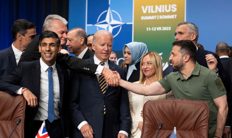 Gitano Nausėdos ir Volodymyro Zelenskio pasisveikinimo nuotrauka papilto po visą pasaulį