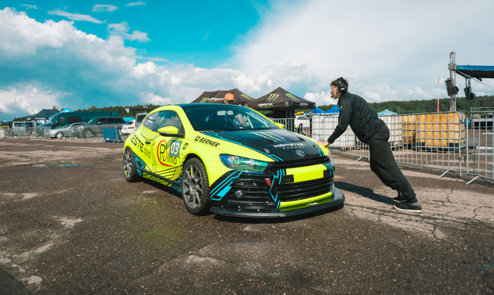 „Neste Dream 2 Drive – Tauras Racing“ komandos automobilis, kurį „Autoplius.lt Fast Lap“ Kačerginėje pilotuos du Lietuvos virtualių žiedinių lenktynių čempionato nugalėtojai.