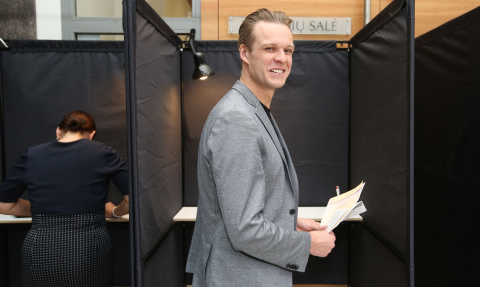 Gabrielius Landsbergis su šeima balsuoja išankstiniuose rinkimuose