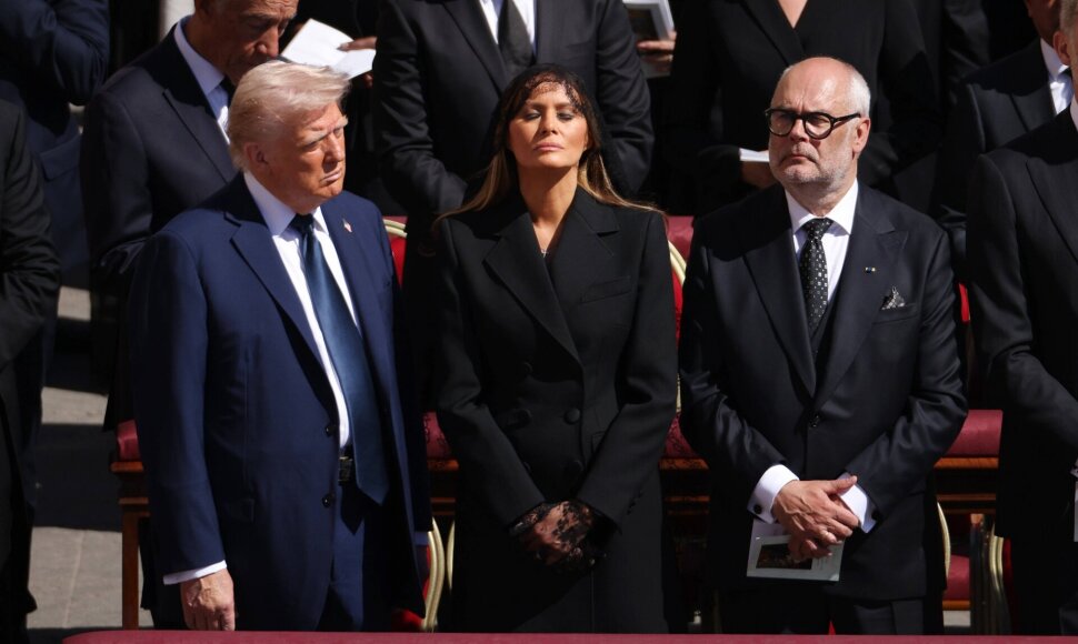 D. Trumpas su pirmąja JAV ponia ir A. Karis / CATHOLICPRESSPHOTO/IPA/SIPA / CATHOLICPRESSPHOTO/IPA/SIPA