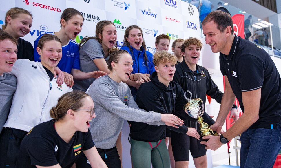 Saulius Binevičius (de&scaron;inėje) ir Sostinės sporto centro plaukimo komanda