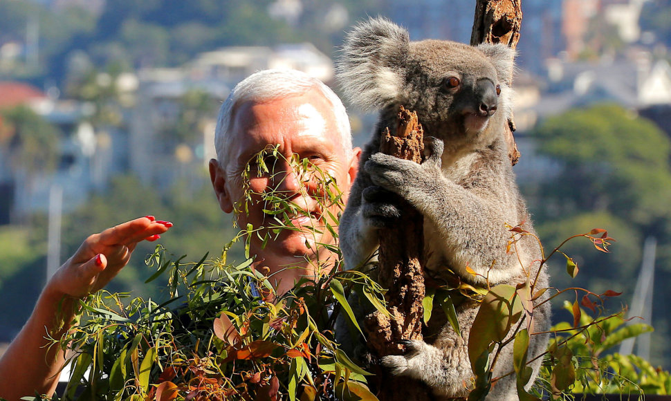 Mike'as Pence'as susipažino su Australijos gyvūnais