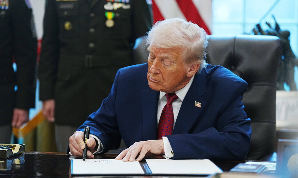 D. Trumpas pasira&scaron;o vykdomąjį įsaką / CNP/AdMedia/SIPA / CNP/AdMedia/SIPA