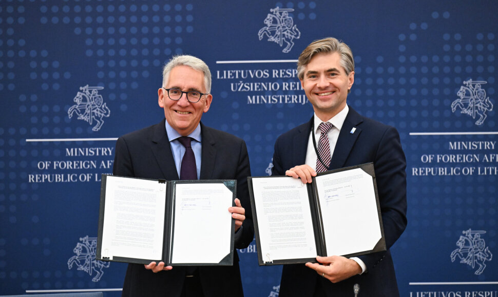 Užsienio reikalų ministras Kęstutis Budrys ir Europos Komisijos Jungtinio tyrimų centro (angl. Joint Research Center / Užsienio reikalų ministerijos nuotr.