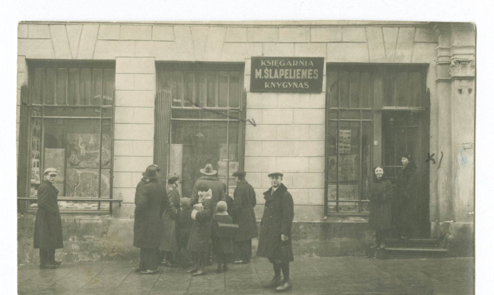 1931 m. Dominikonų gatvėje esantis M.Šlapelienės lietuvių knygynas švenčia 25-erius gyvavimo metus