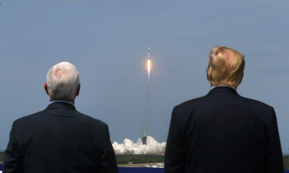 JAV bendrovės „SpaceX“ erdvėlaivio „Crew Dragon“ startą stebėjo JAV prezidentas Donaldas Trumpas (dešinėje) ir viceprezidentas Mike'as Pence'as.