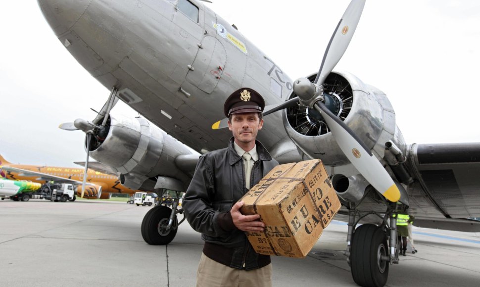 Pilotas prie legendinio lėktuvo, mėčiusio vokiečių vaikams šokoladą iš dangaus