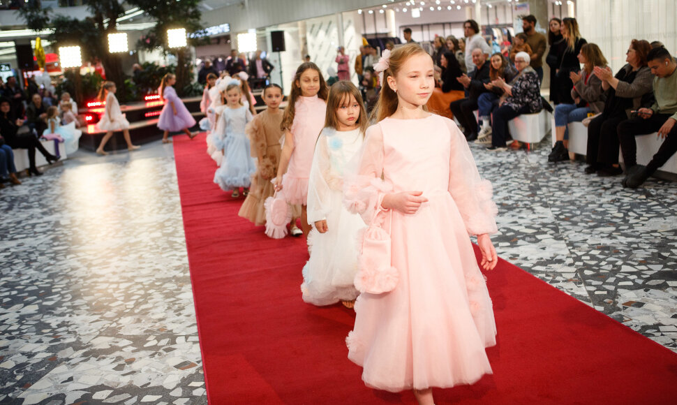 Rudens spalvos ant podiumo – „Catwalk“ pristatė naujojo sezono kolekcijas „Vilnius Outlet“ gimtadienyje