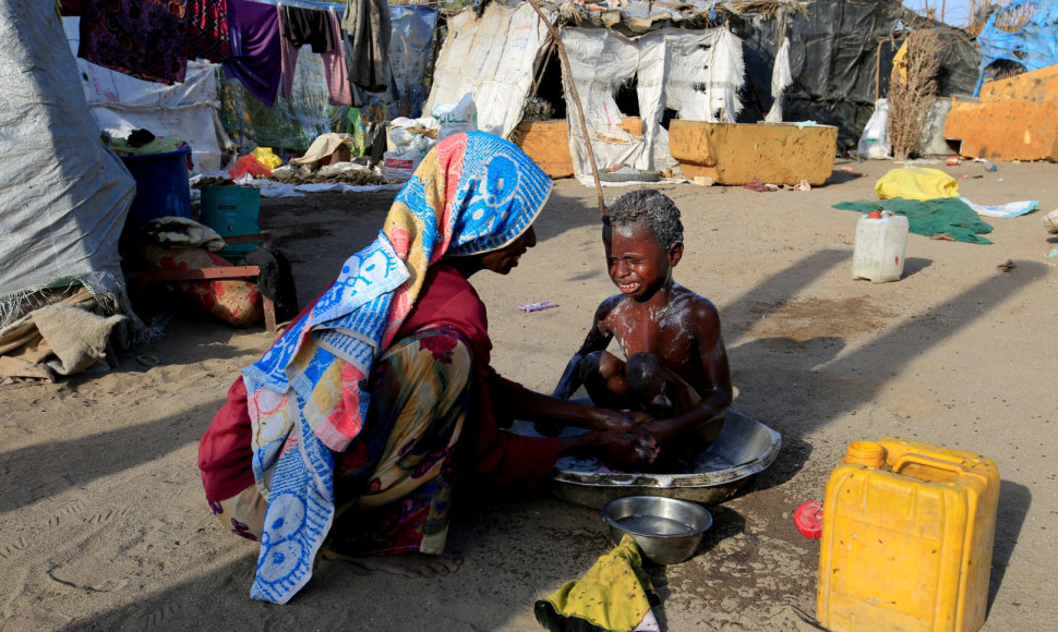 Po bombardavimų be namų likę Jemeno gyventojai maisto ieško sąvartynuose