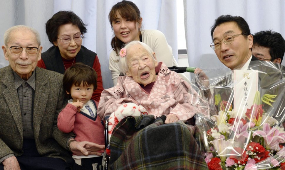 117 gimtadienį švečianti Misao Okawa su artimaisiais 