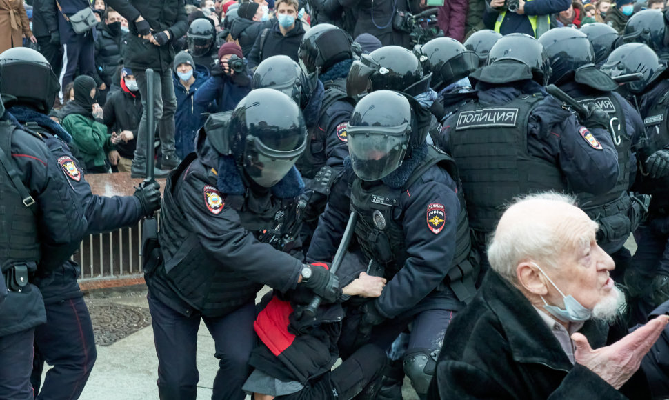 Pareigūnai Maskvoje suiminėja protestuotojus