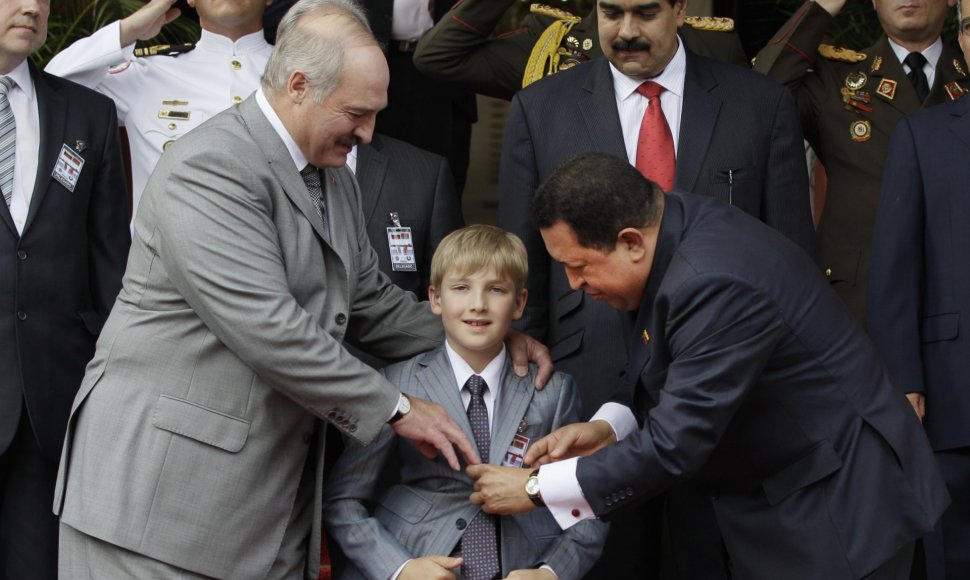 Aliaksandro Lukašenkos sūnus Kolia su tėčiu lankosi Venesueloje