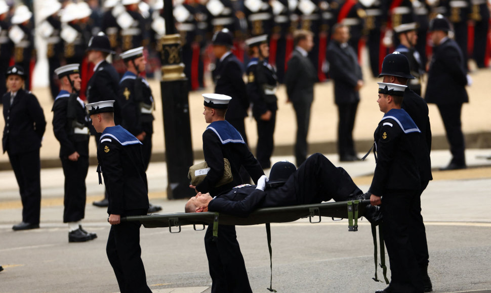 Per Elizabeth II laidotuvių ceremoniją nualpo pareigūnas