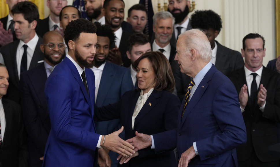 Stephenas Curry ir „Warriors“ klubas aplankė Joe Bideną Baltuosiuose Rūmuose