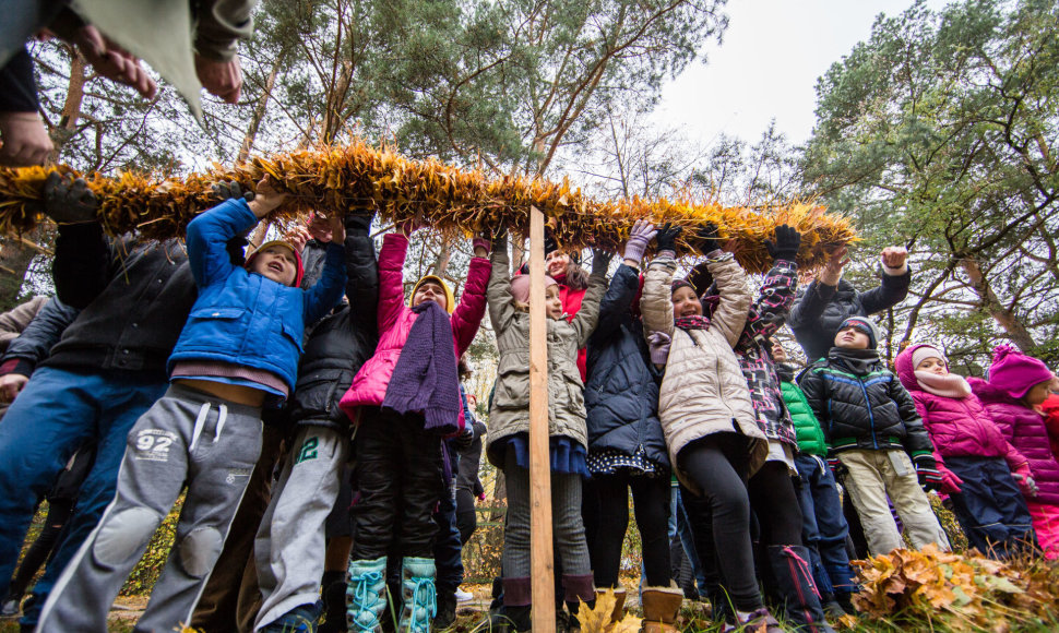 Būrys vaikų Vilniuje siekė rudeniško Lietuvos rekordo – pynė ilgiausią margų lapų pynę