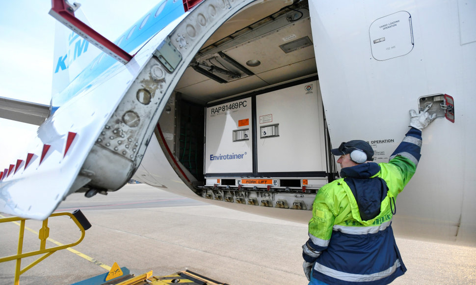 Transportuojami koronaviruso vakcinai skirti šaldytuvai