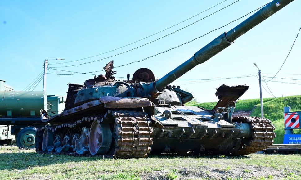  Kaune eksponuojamas Ukrainoje sunaikintas rusų tankas T-72B