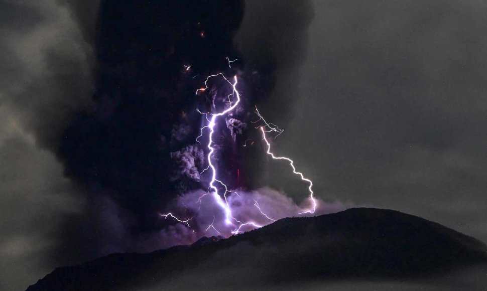 Indonezijoje įsiveržė ugnikalnis