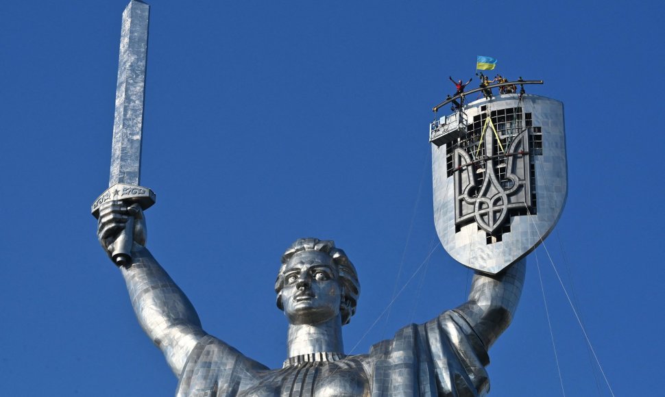 Kyjive ant statulos „Motina Tėvynė“ skydo sužibo Ukrainos herbas