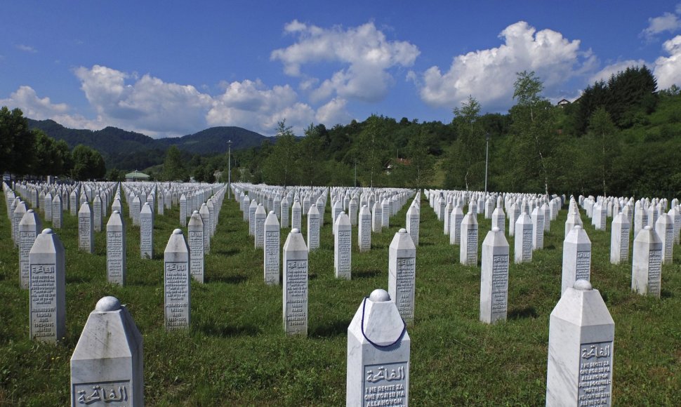 Srebrenicos žudynių memorialas ir kapinės