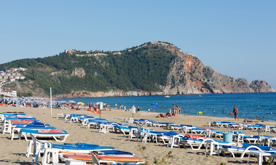 Paplūdimio gultai Antalijoje laukia turistų