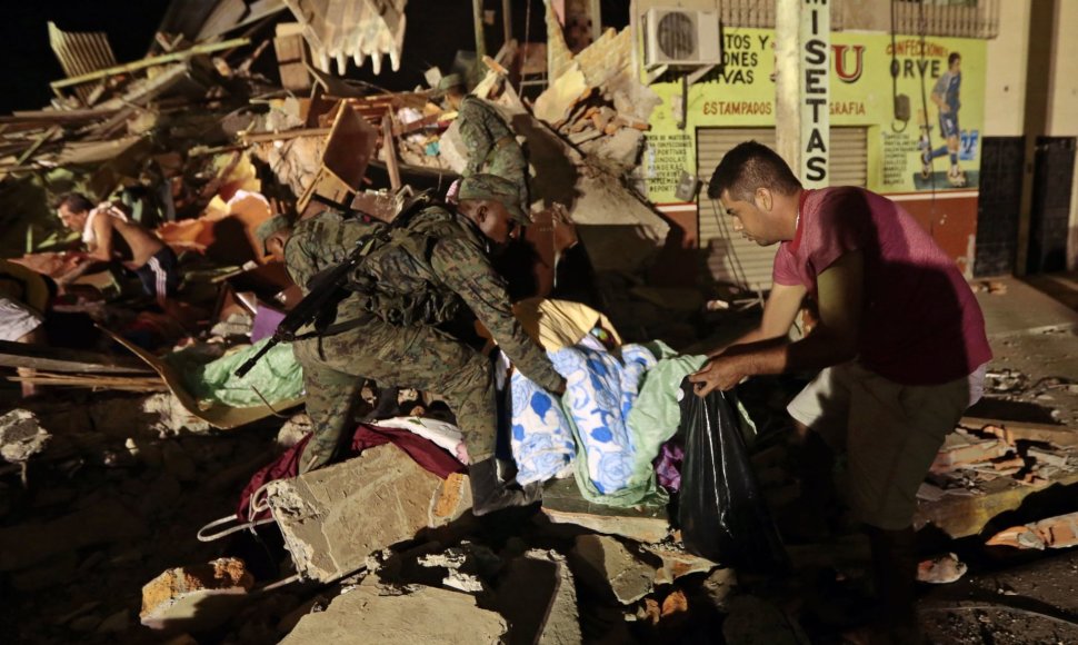 Ekvadore po pražūtingo žemės drebėjimo gelbėtojai teberanda gyvų likusių žmonių