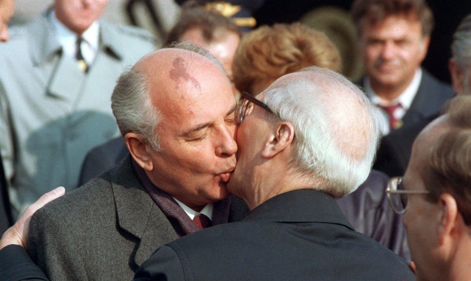 Gorbačiovo ir Honeckerio bučinys