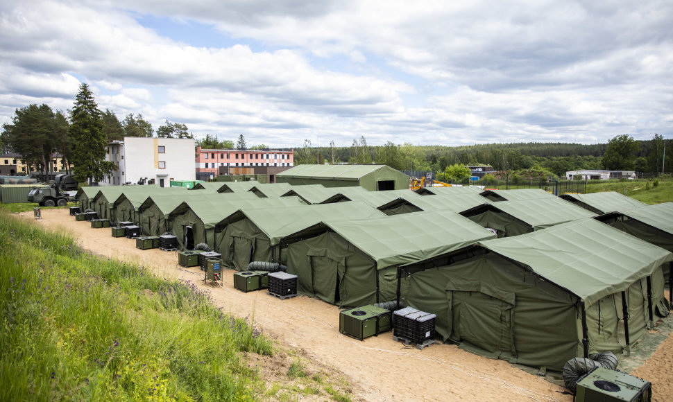 Pabaigtas įrengti palapinių miestelis nelegaliems migrantams